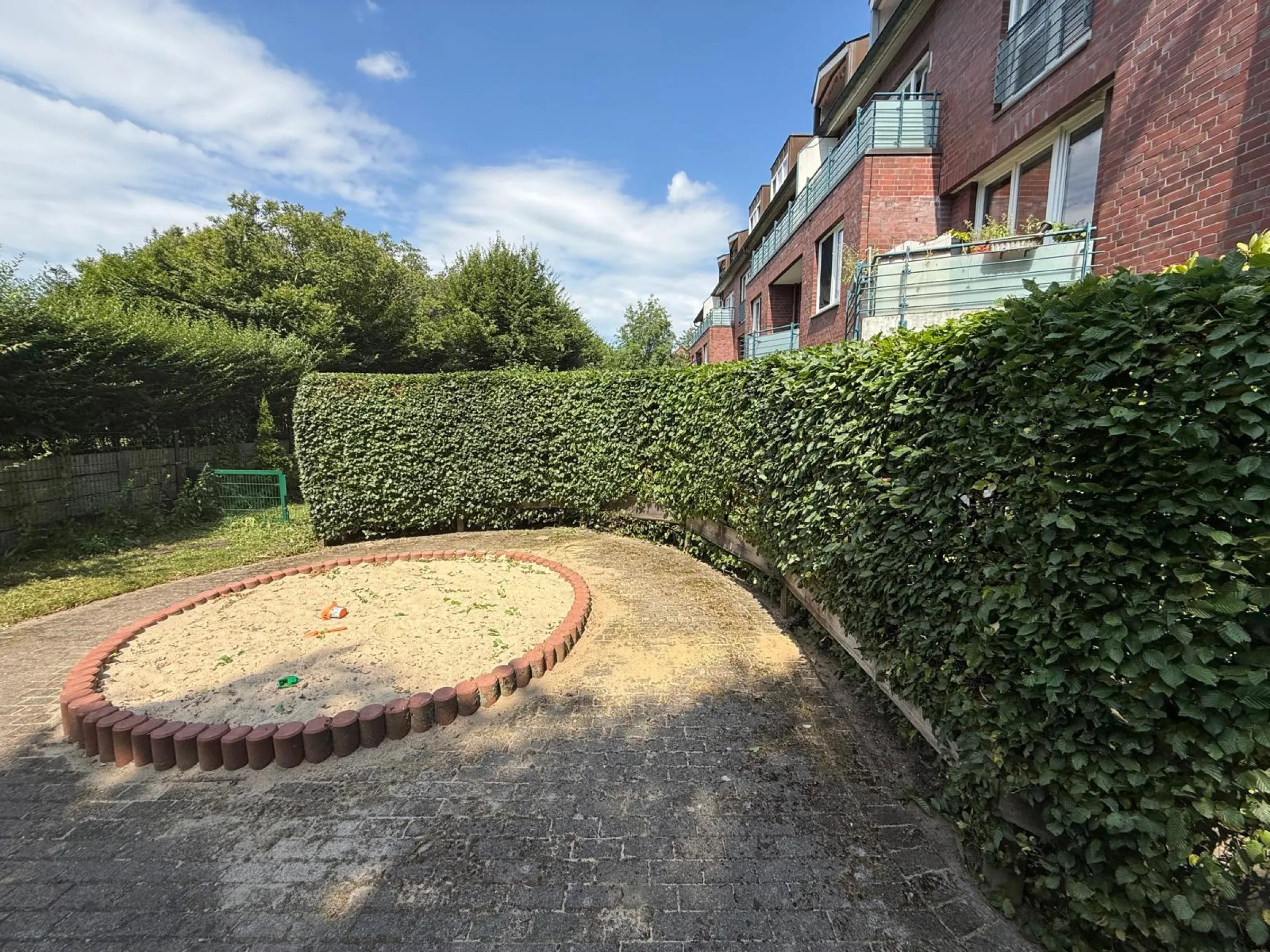 Gepflegte Hecke und Gartenfläche